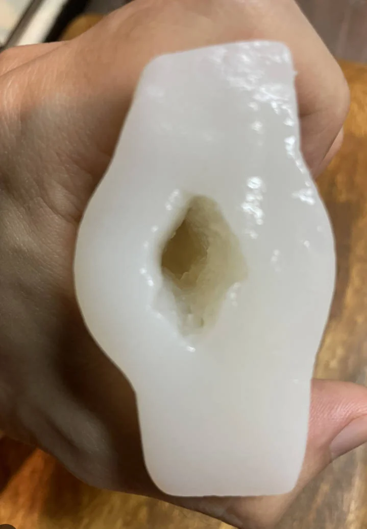 こんにゃくで作った自作オナホ。箸で穴を開けたところ